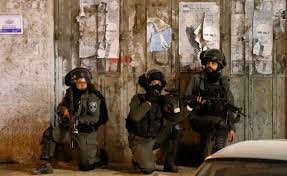 العدو الصهيوني يداهم عدة منازل في مدينة نابلس