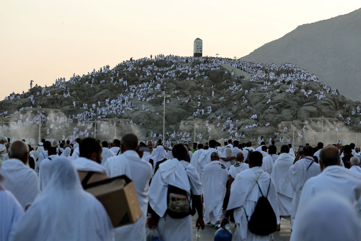 حجاج بيت الله الحرام يتوافدون إلى عرفات لأداء الركن الأعظم