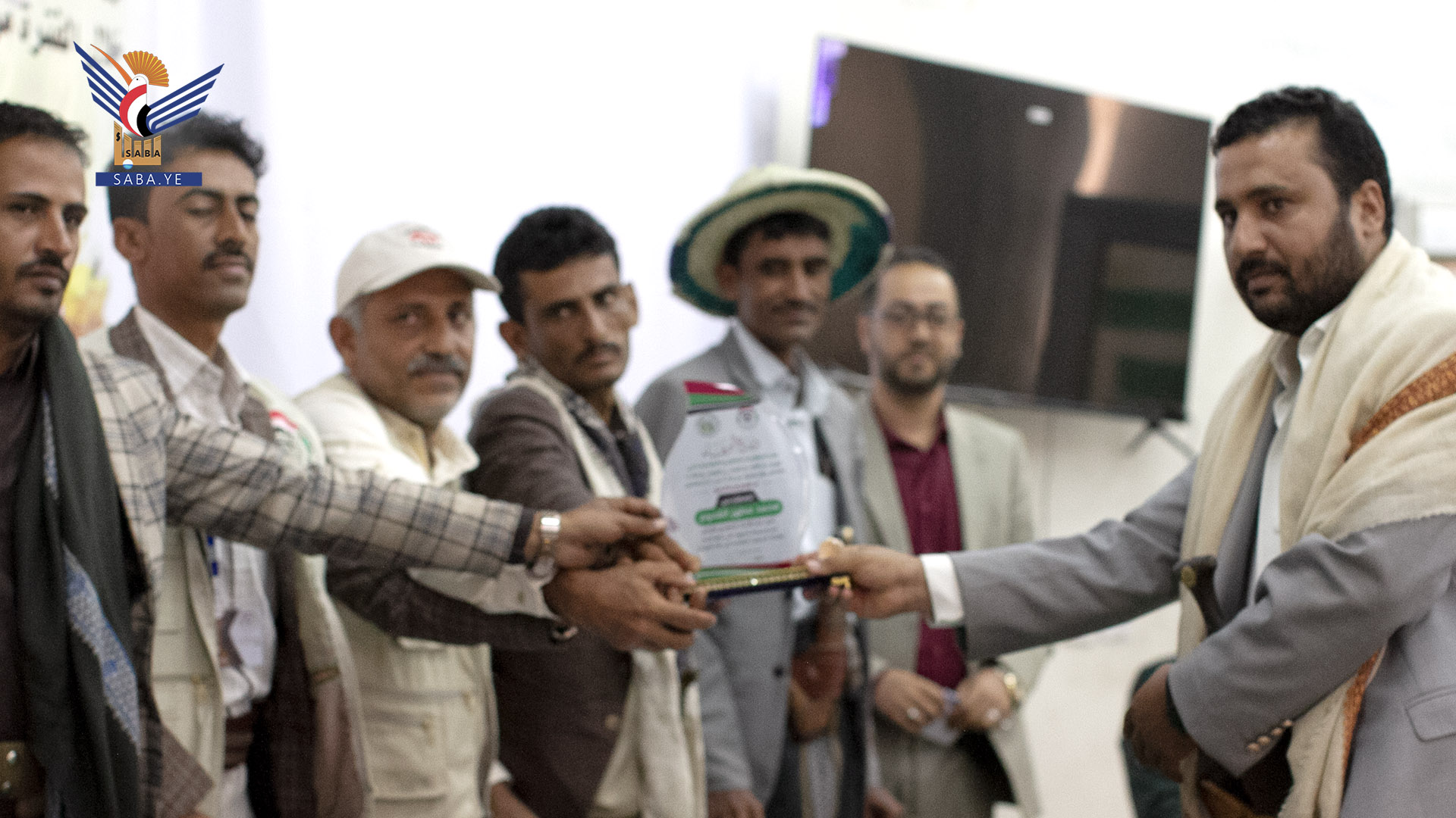 تكريم الجمعيات التعاونية المشاركة في المهرجان الوطني للعسل تكريم الجمعيات التعاونية المشاركة في المهرجان الوطني للعسل