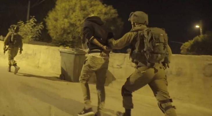 العدو الإسرائيلي يعتقل شابا فلسطينيا من بيت أمر ويقتحم بيت لحم ومدينة البيرة