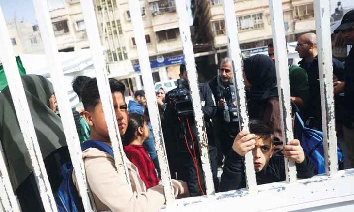 "الأورومتوسطي": تعصيب عينين وتكبيل وضرب وتحقيق في معبر رفح