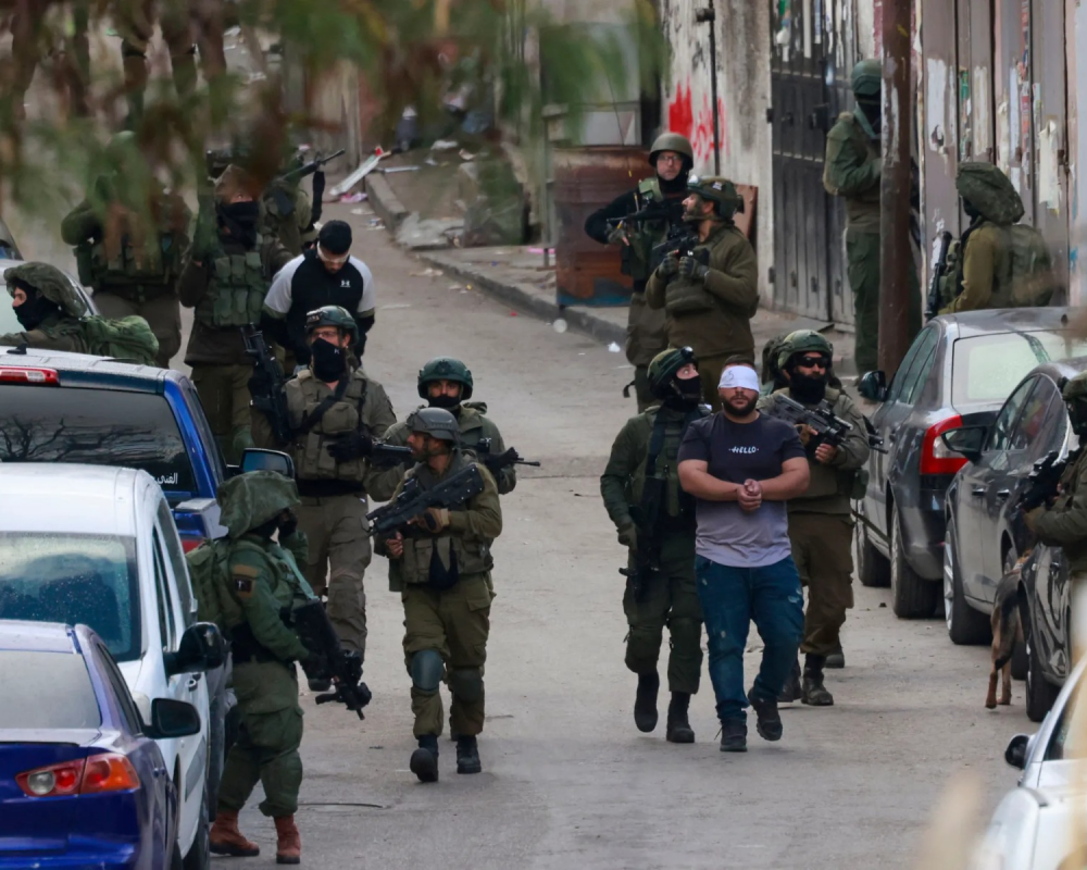 العدو الإسرائيلي يقتحم عدة مناطق بالضفة ويعتقل مواطنا فلسطينيا ويحتجز العشرات