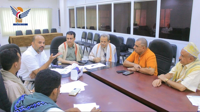 اجتماع بالحديدة يناقش آلية دعم صناعة وتسويق الأقمشة المحلية والملابس القطنية