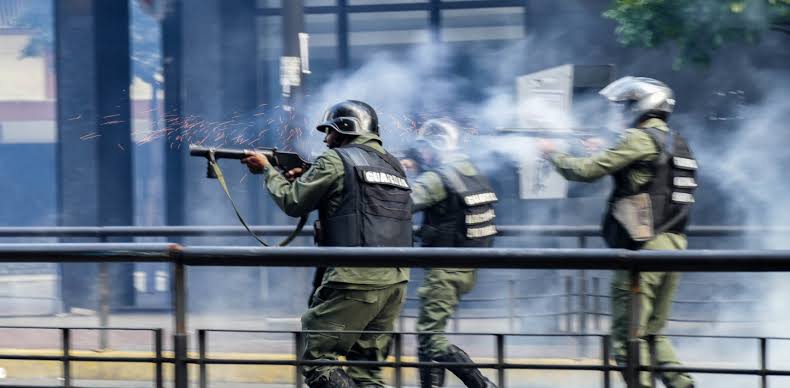 قوات العدو الإسرائيلي تواصل انتهاكاتها في الضفة الغربية: اقتحامات وخطف واعتداءات بالغاز والرصاص