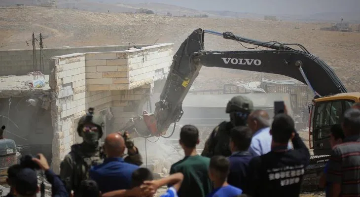 العدو الإسرائيلي يهدم إسطبلًا بالرام ويشرع بهدم منزل في سلوان