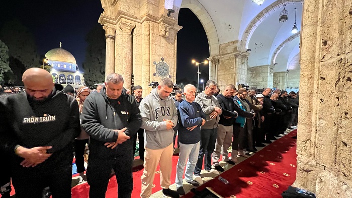 100 ألف يؤدون صلاتي العشاء والتراويح في المسجد الأقصى
