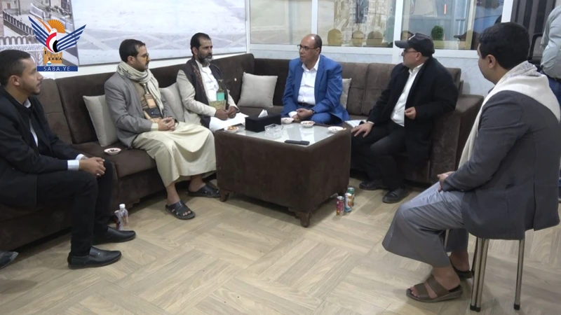 نائب وزير الإعلام يطلّع على سير العمل بمكتبي التلفزيون الصيني وألوان وإذاعتي هوا اليمن والأولى