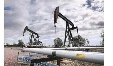 تراجع أسعار النفط وسط توقع وجود فائض في المعروض العام المقبل