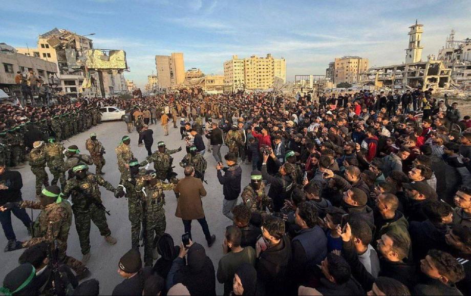 "هذا جنون لا يستوعبه العقل"... القساميون النُّخبة في ساحة السَّرايا بغزَّة يستفزُّون اعلام العدو