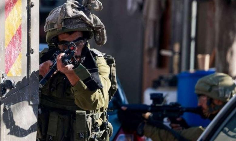 العدو الإسرائيلي يقتحم مخيم الجلزون ويحطم مركبات