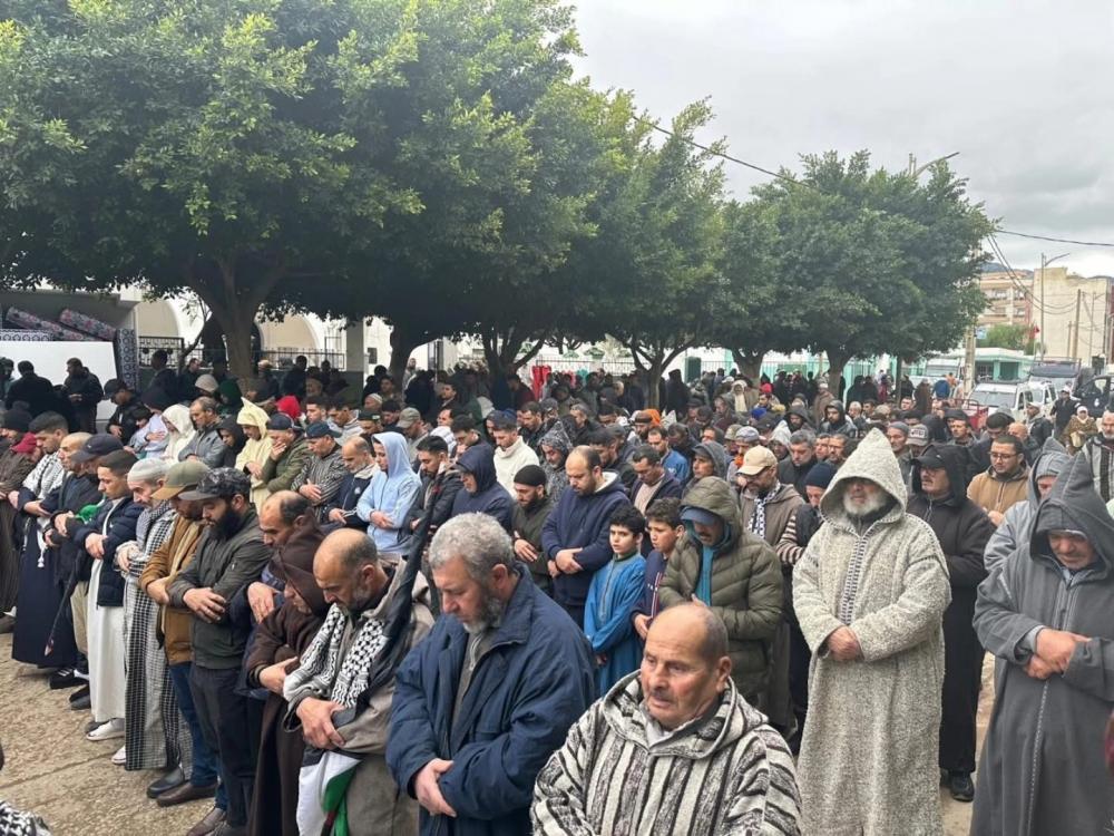 آلاف المغاربة يؤدون صلاة الغائب على روح الشهيد "أبو عبيدة"
