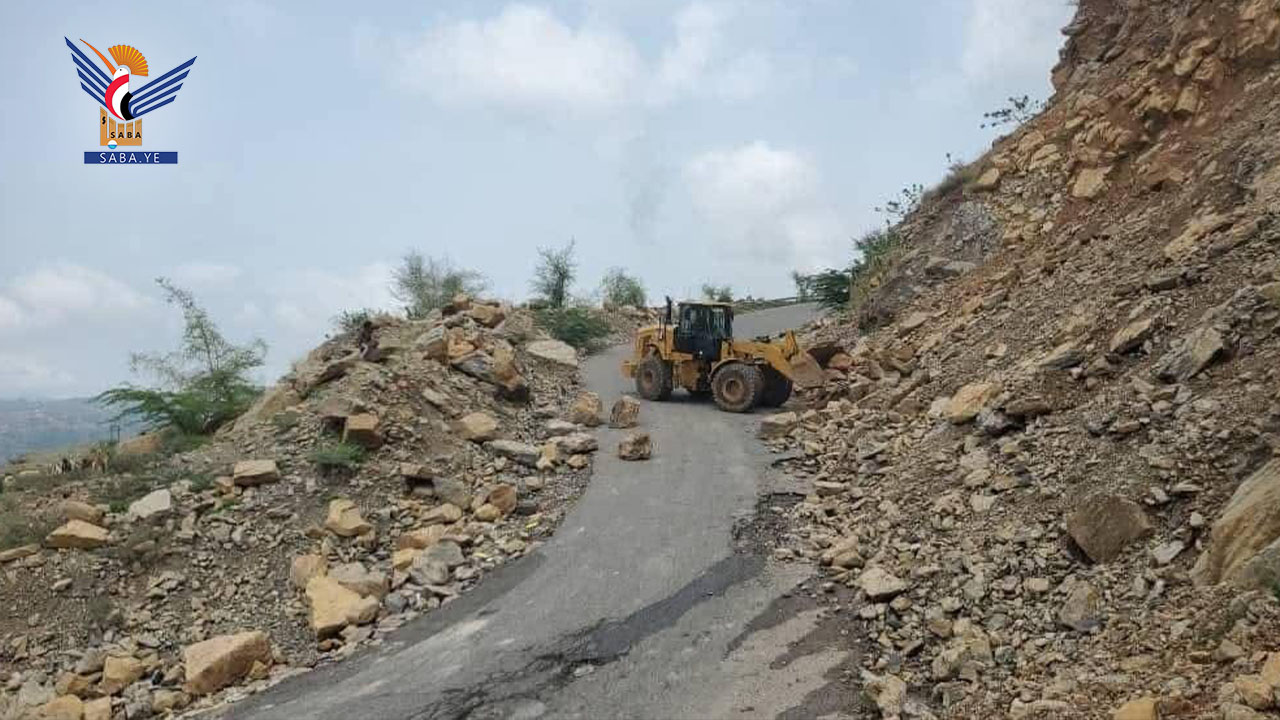 تواصل أعمال فتح وصيانة الطرق المتضررة جراء الأمطار بالمحويت