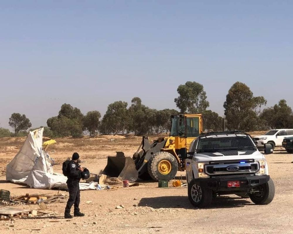 سلطات العدو الصهيوني تهدم العراقيب للمرة 233 وتعتقل مواطنا فلسطينيا ونجله