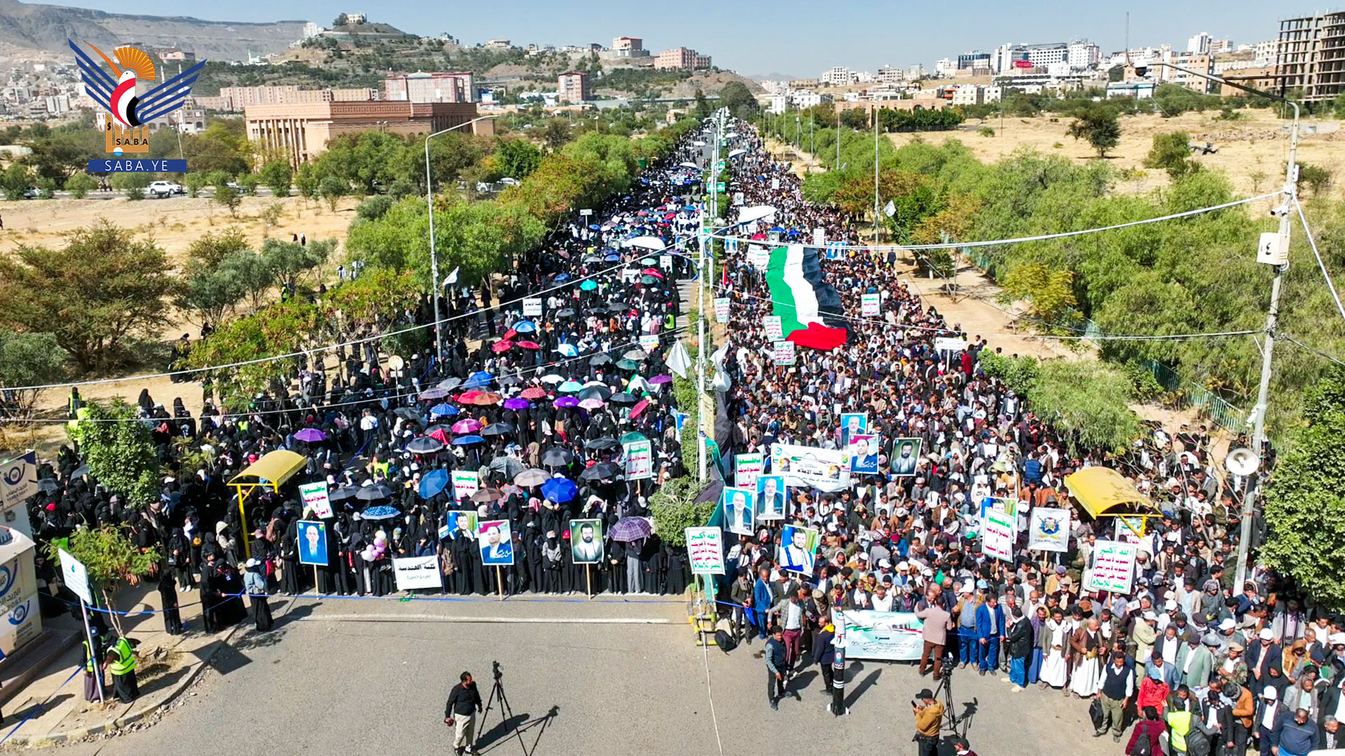 مسيرة بجامعة صنعاء بعنوان "إلى جانب جيشنا وشعبنا، ثابتون مع غزة وجاهزون لمواجهة أي عدوان"