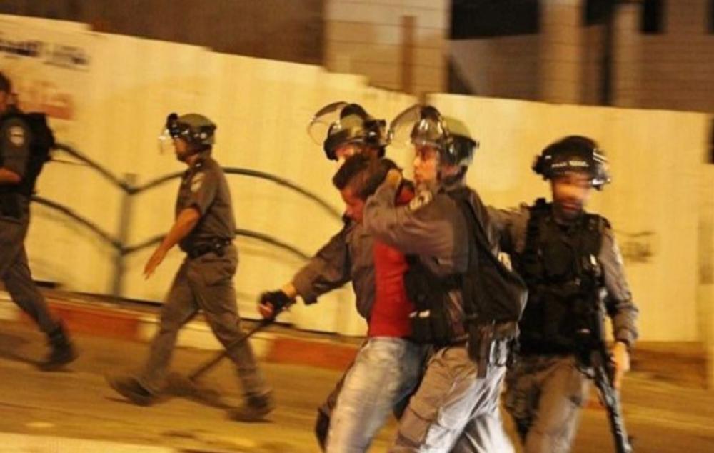 العدو الصهيوني يعتقل سبعة فلسطينيينقرب رام الله