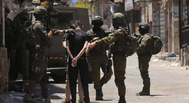 العدو الإسرائيلي يعتقل 12 فلسطينيا من الضفة الغربية