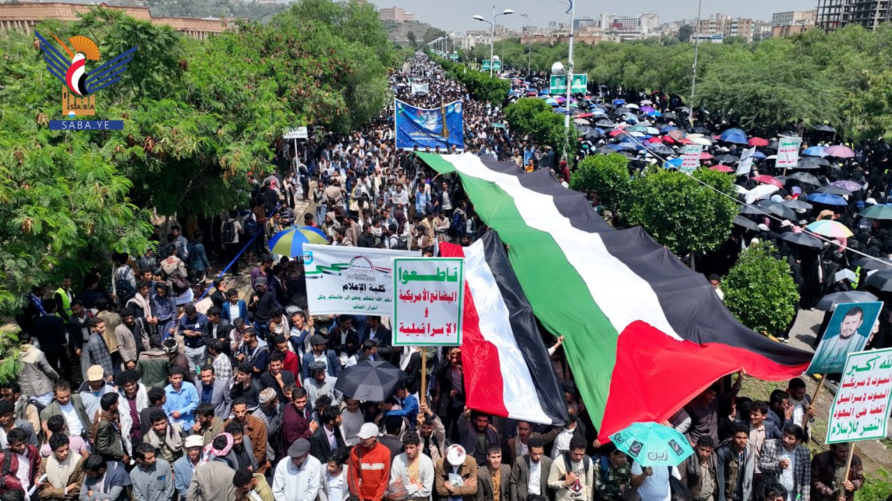 مسيرة طلابية وأكاديمية حاشدة بجامعة صنعاء لنصرة الأقصى وغزة والرد قادم