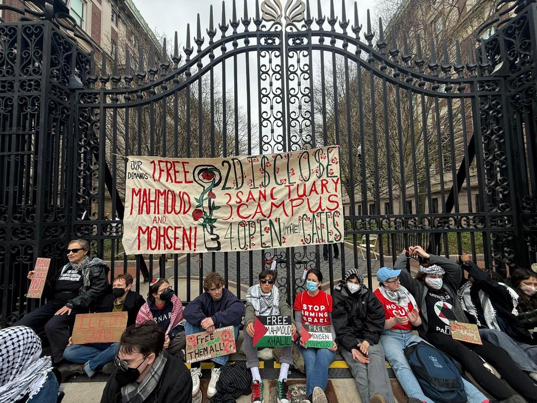 طلبة يعتصمون أمام جامعة كولومبيا تضامنا مع زملائهم المهددين بالترحيل
