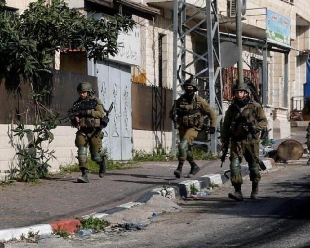 العدو الإسرائيلي يحاصر منزلا في بلدة قباطية جنوب جنين