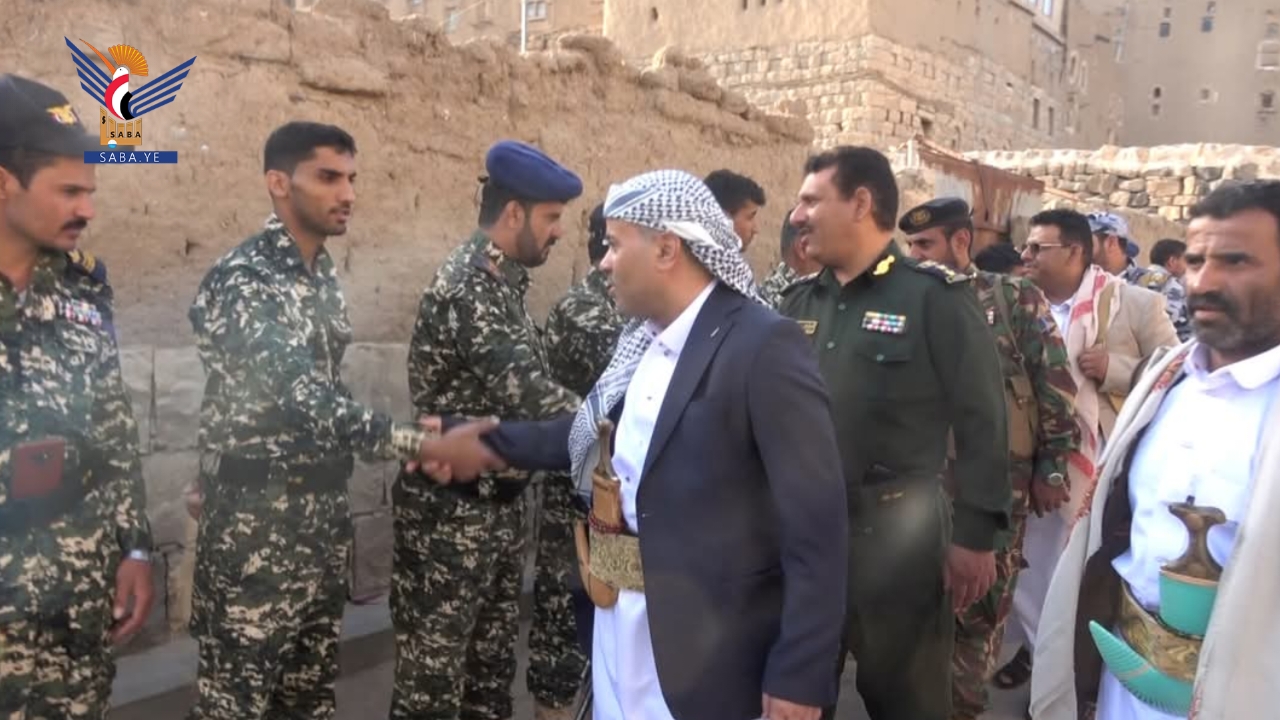 محافظ عمران يزور المرابطين في النقاط الأمنية وروضة الشهداء