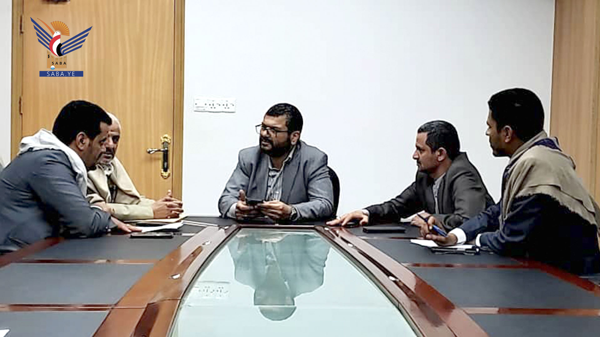 وزير الصحة والبيئة يناقش مع محافظ الجوف الوضع الصحي في المحافظة