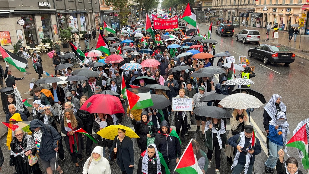 متظاهرون في ستوكهولم يطالبون بوقف الإبادة في فلسطين