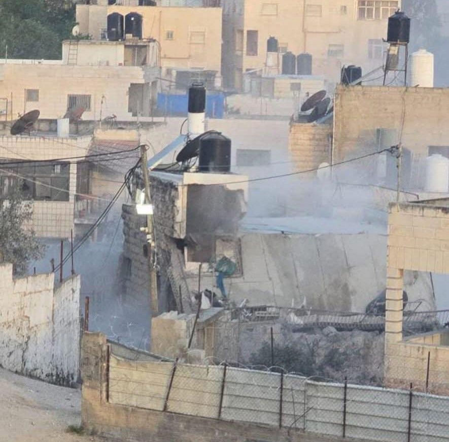 العدو الإسرائيلي يفجر منزل عائلة الشهيد الفلسطيني محمد شهاب في الرام شمال القدس