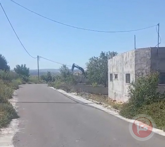 العدو الإسرائيلي يجرف شارعا وأراضي زراعية في سلفيت.. ويداهم مسجدا ومنازل في سلوان