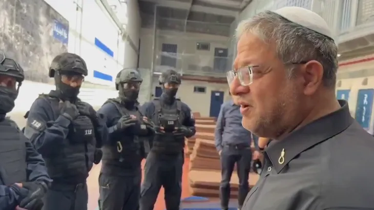 إعلام الأسرى الفلسطينيين يدين اقتحام المجرم "بن غفير" سجن عوفر وقمع الأسرى وإهاناتهم