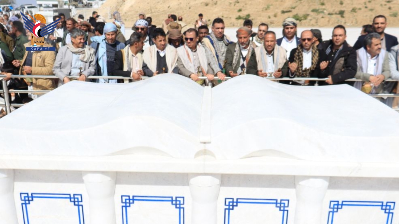 قيادة وزارة المالية ومصلحة الضرائب والجمارك تزور مقام الشهيد القائد في صعدة