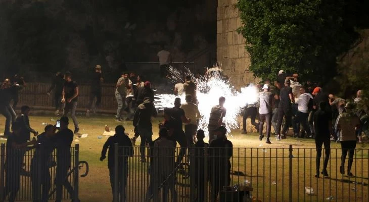 مواجهات بين الشبان الفلسطينيين وقوات العدو الإسرائيلي في بلدة شمال شرق القدس