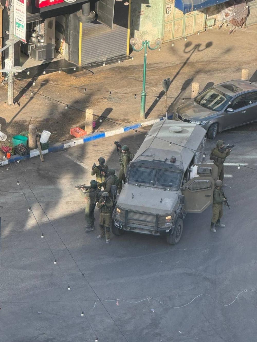 العدو الصهيوني يشن حملة اقتحامات في مناطق متفرقة بالضفة الغربية