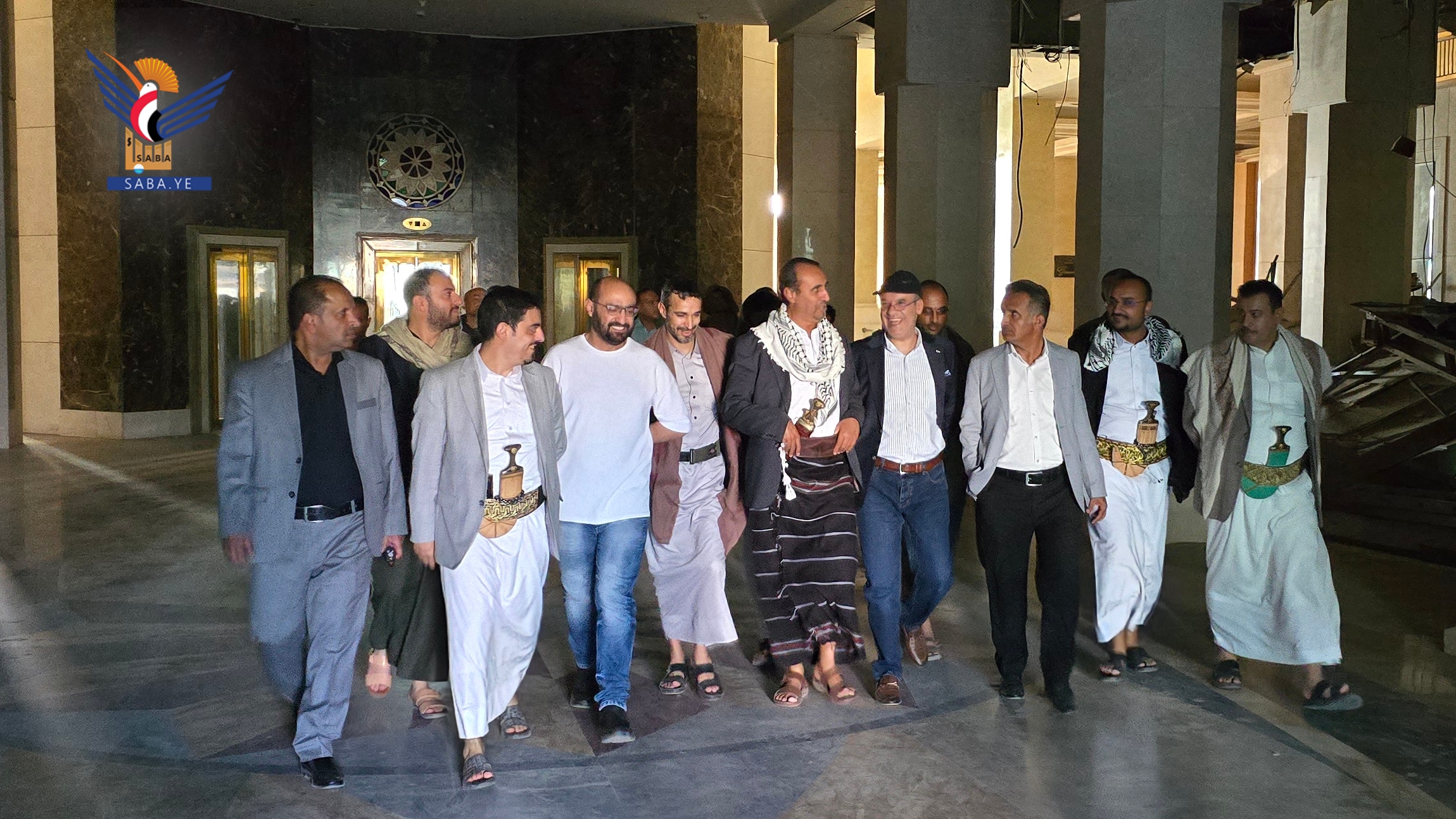 اليافعي والمحاقري يطلعان على أوضاع فندق موفنبيك وما لحق به من أضرار جراء العدوان