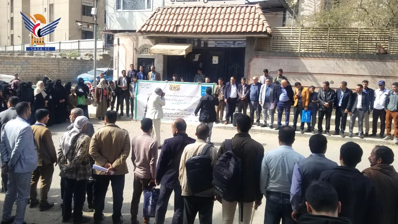 المجلس الطبي ينظم وقفة احتجاجية منددة بالإساءة الأمريكية للقرآن الكريم