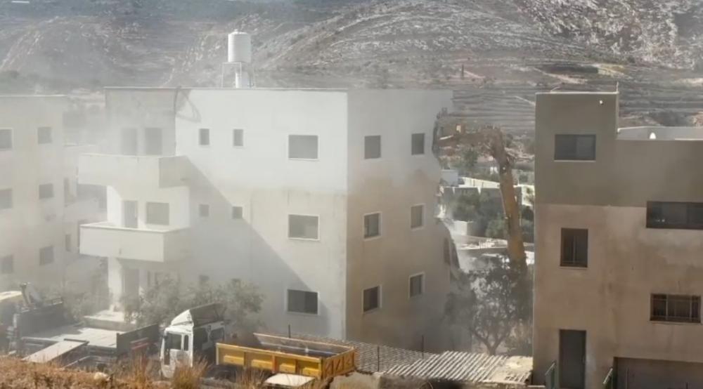 العدو الصهيوني يهدم بناية سكنية غرب رام الله ويغلق المدخل الرئيسي لقرية جورة الشمعة