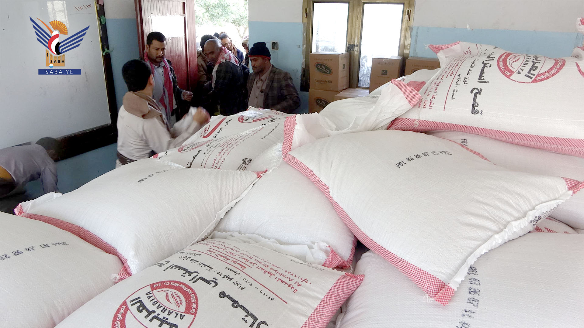توزيع 500 سلة غذائية للأسر الفقيرة في مديرية بني الحارث بأمانة العاصمة