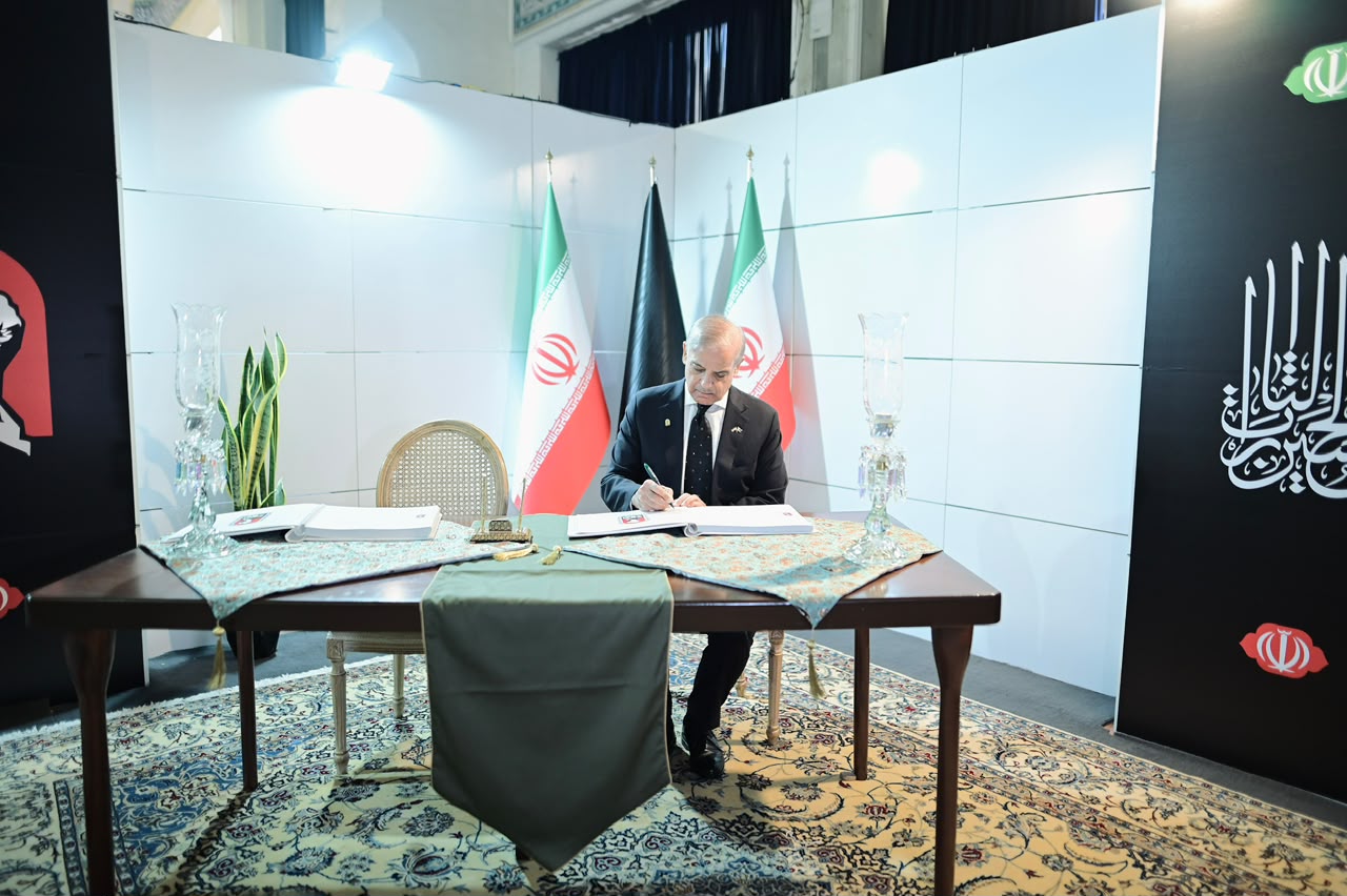 رئيس الوزراء الباكستاني يدوّن كلماته في سجل التعازي خلال مراسم تشييع الشهيد آية الله علي خامنئي