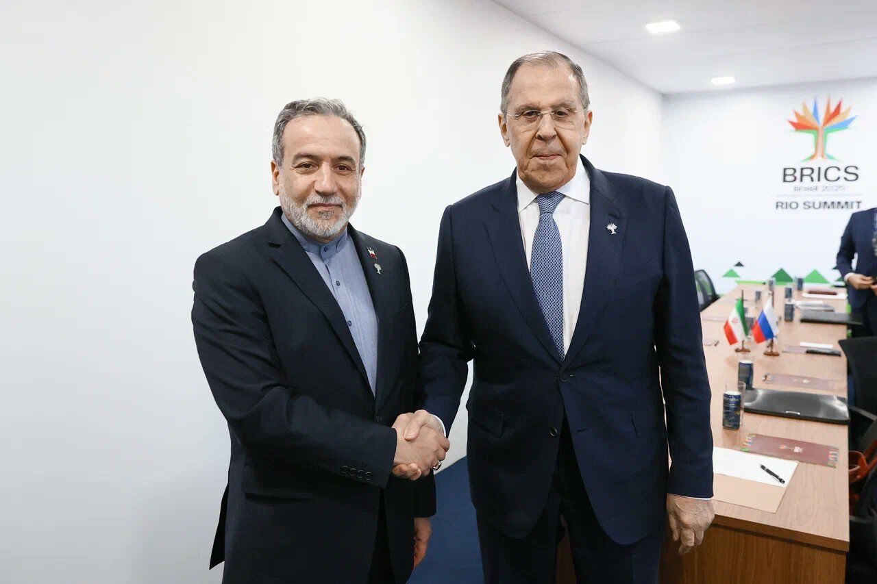 لافروف يؤكد على حل القضية النووية الإيرانية دبلوماسيًا