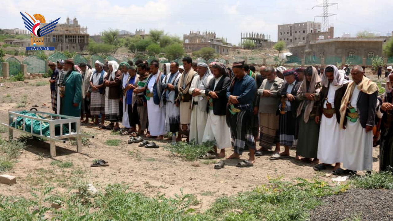 تعز.. تشييع جثمان محمد بشير في مديرية التعزية