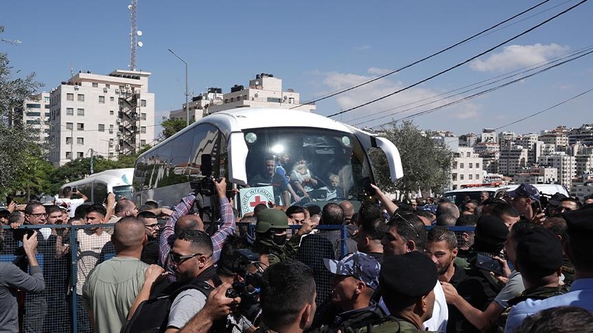 إطلاق نحو 2000 أسير فلسطيني في أكبر صفقة تبادل للأسرى بين المقاومة والعدو الاسرائيلي 