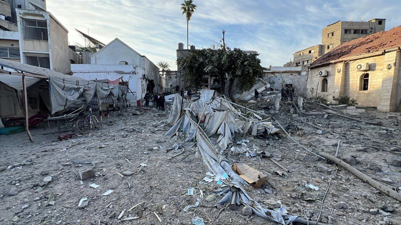 العدو الإسرائيلي يقصف مبنى الاستقبال والطوارئ في المستشفى المعمداني ويخرجه عن الخدمة