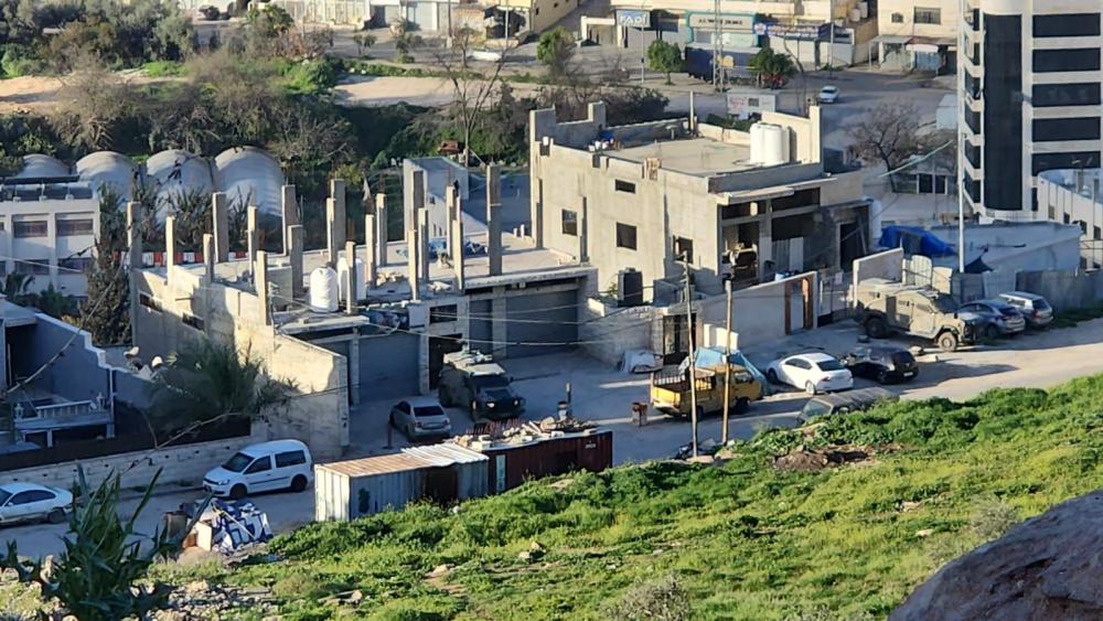 قوات العدو الإسرائيلي تقتحم مخيم العين غربي نابلس