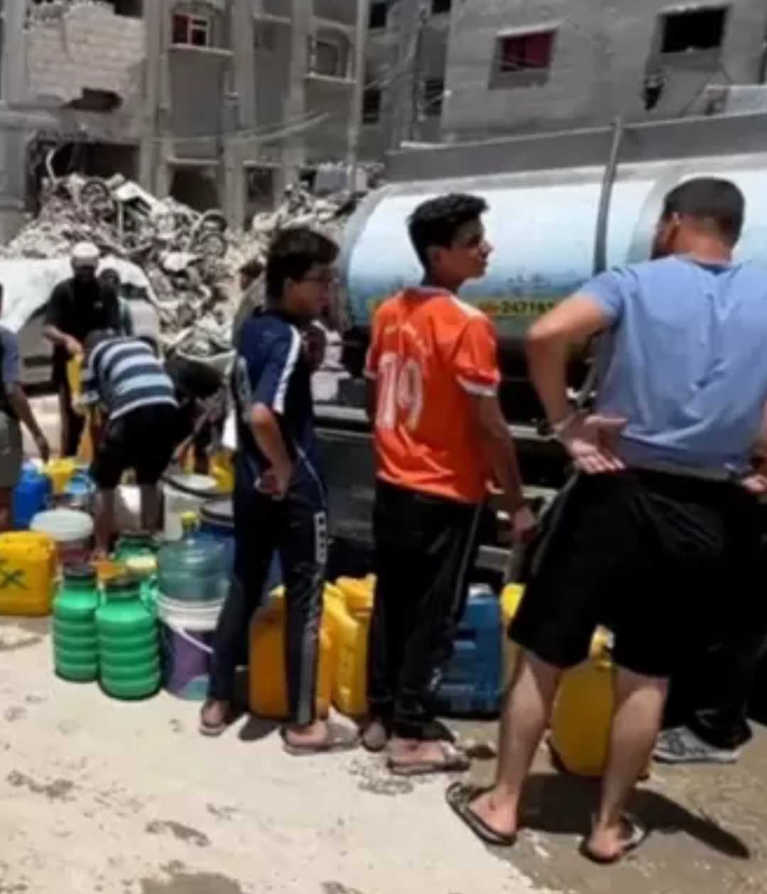 عطش الصيف يشتد في مخيمات غزة… أزمة مياه خانقة تهدد حياة مئات الآلاف من النازحين
