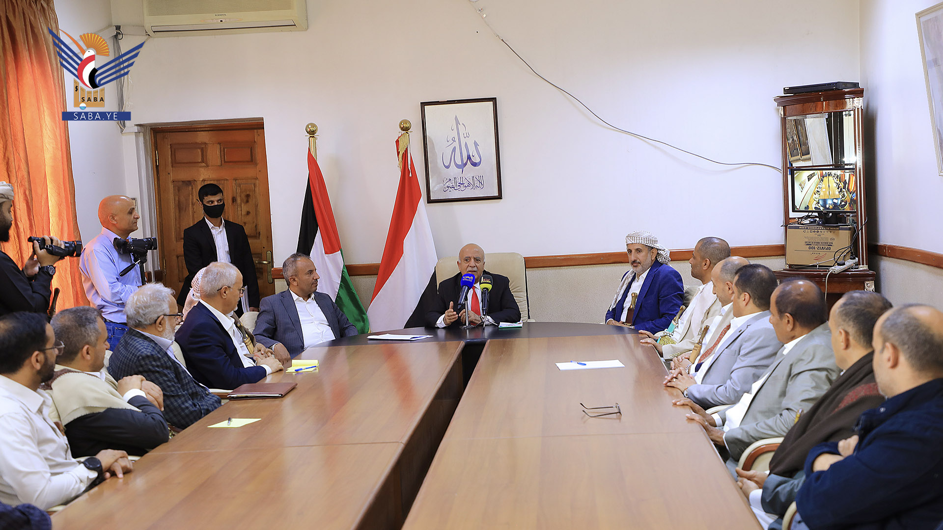 رئيس مجلس الوزراء يتفقد الانضباط الوظيفي بوزارتي النقل والأشغال العامة والنفط والمعادن