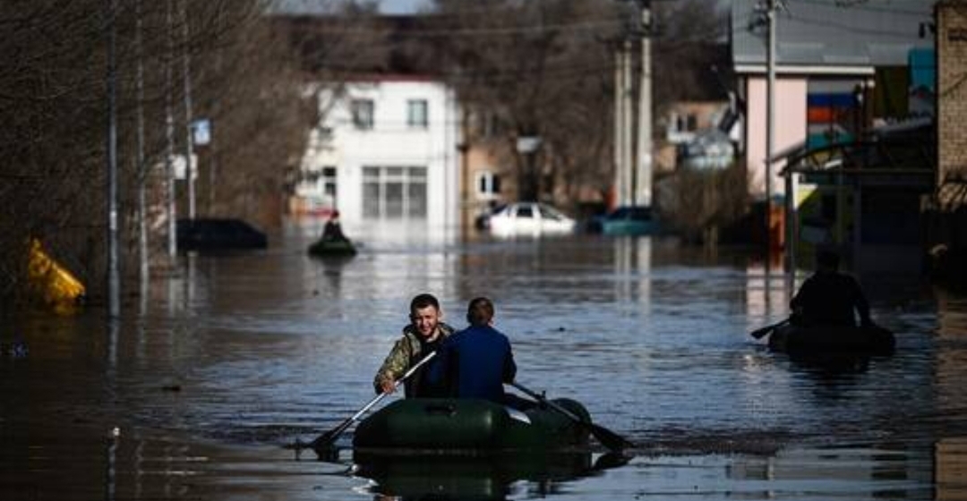 ارتفاع منسوب مياه نهر الأورال بمدينة أورينبورغ الروسية إلى مستوى خطير جديد