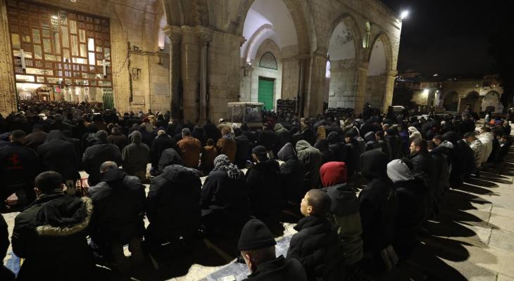 70 ألف مصلٍ يؤدون العشاء والتراويح في "الأقصى" وقوات العدو تعتقل الشيخ أبو صبيح