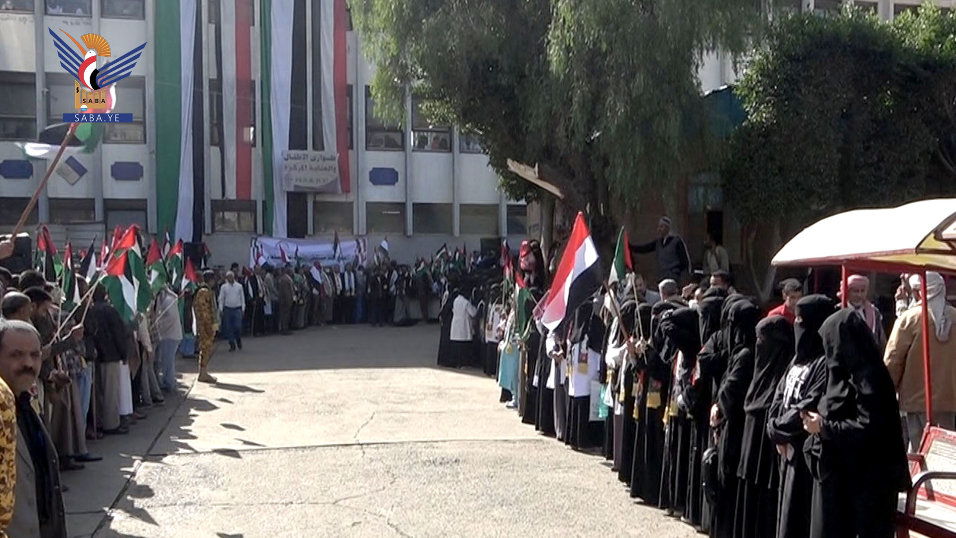 وقفة بهيئة مستشفى الثورة بالأمانة تنديدًا باستهداف القطاع الصحي بغزة