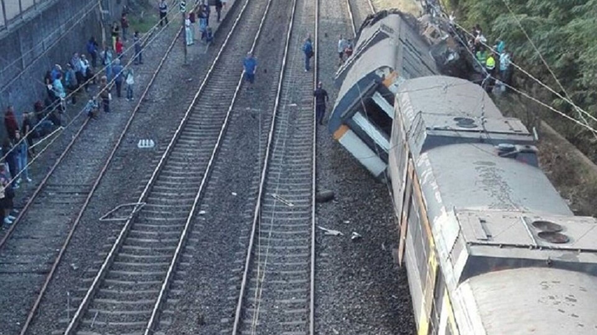 مصرع 21 شخصا إثر حادث تصادم قطارين في إسبانيا