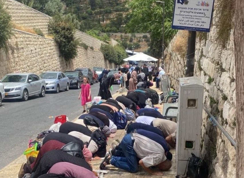 العدو يمنع المصلين الفلسطينيين من دخول الأقصى ويعتدي عليهم بالضرب ويعتقل صحفيا 
