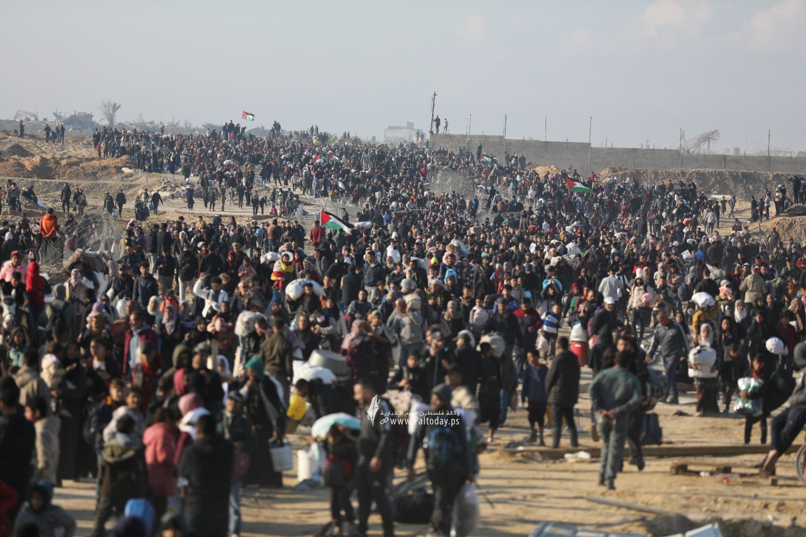 لليوم الثاني على التوالي.. آلاف العائلات الفلسطينية تواصل العودة إلى شمال غزة